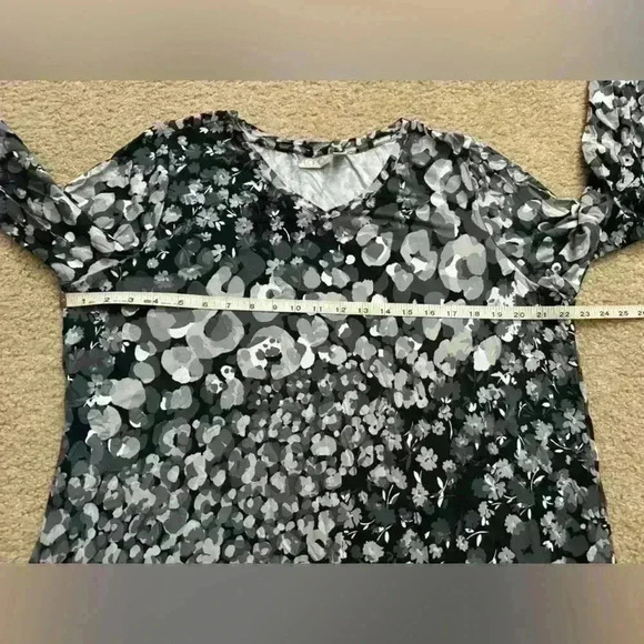 LOGO by Lori Goldstein XL Asymmetrical Hem Floral V-Neck Top Black Grey A389745 - Picture 8 of 14